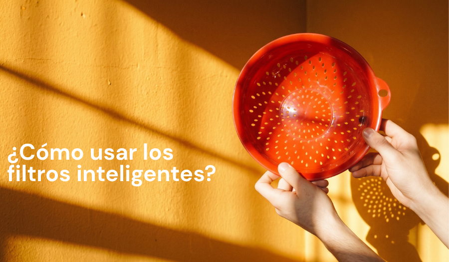 Manos sosteniendo un colador rojo frente a una pared amarilla, con el texto «¿Cómo usar los filtros inteligentes?»